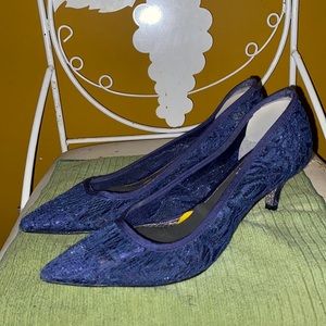 Mesh designed low heel.